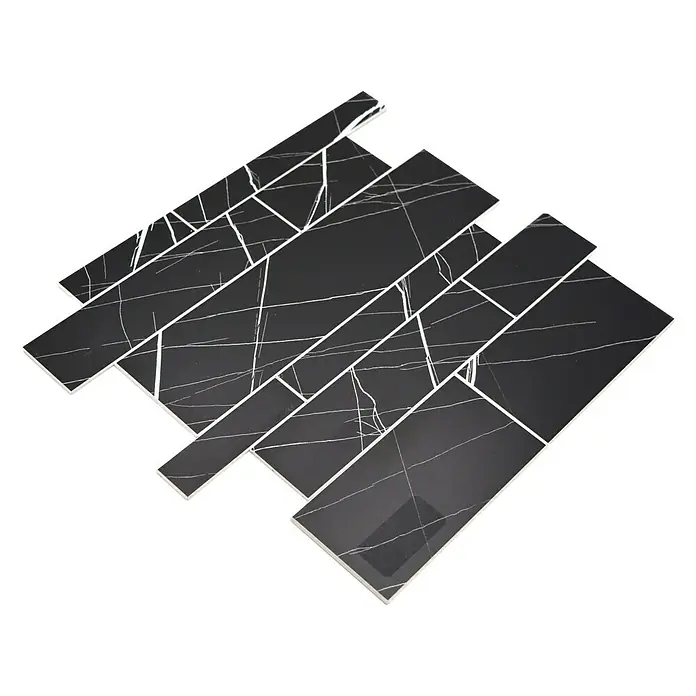 Selbstklebemosaik Rechteck SAM 4XSP 04 - 29,8 x 29,6 cm, Schwarz, Matt - Schwarze Marmorfliesen mit weißen Adern. Die eleganten Fliesen sind ideal für moderne und stilvolle Innenräume.