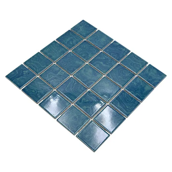 Mosaikfliese Quadrat Uni SD 601N - 30,4 x 30,4 cm, Grün, Glänzend - Nahaufnahme von glänzenden, blaugrünen Mosaikfliesen, die in einem quadratischen Muster angeordnet sind. Die Fliesen sind ideal für Bad oder Küche.