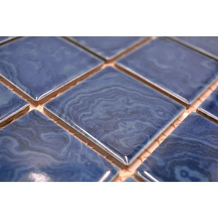 Mosaikfliese Quadrat Uni SD 621N - 30,4 x 30,4 cm, Strandblau, Glänzend - Nahaufnahme von dunkelblauen, quadratischen Fliesen mit Marmormuster, ideal für stilvolle Wand- und Bodengestaltung.