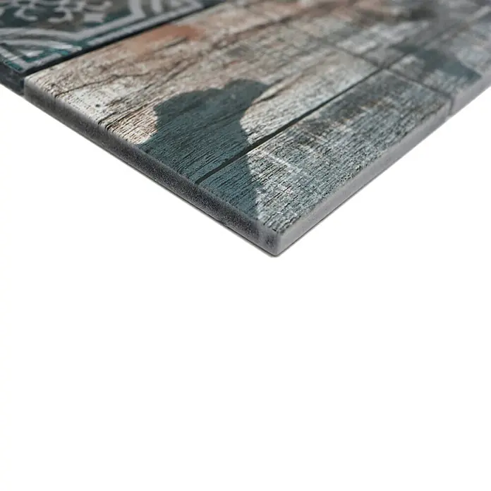 Mosaikfliese Quadrat Crystal Mix XCM WOOD 950 - 29,8 x 29,8 cm, Grau/Braun/Grün, Matt - Nahaufnahme einer dekorativen Fliese mit Holzbrettmuster und abgerundeten Kanten, ideal für stilvolle Wand- oder Bodenbeläge.