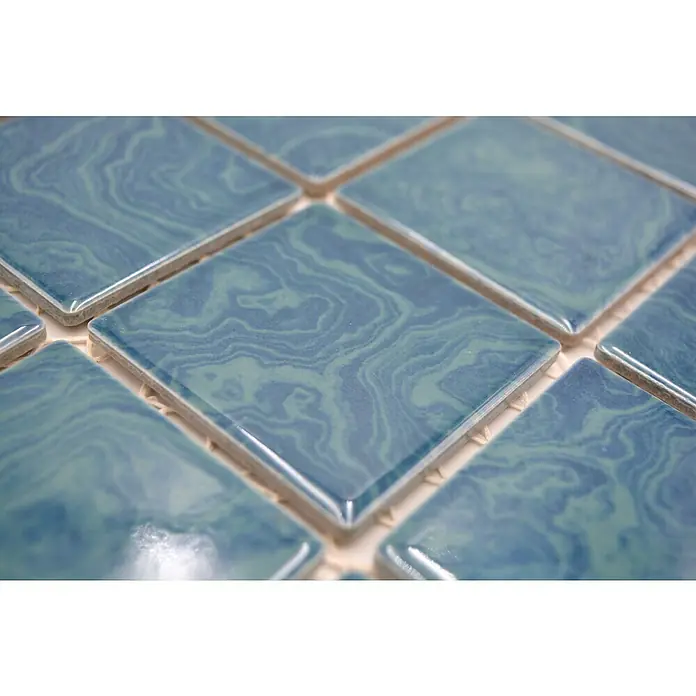 Mosaikfliese Quadrat Uni SD 601N - 30,4 x 30,4 cm, Grün, Glänzend - Nahaufnahme von blauen Marmorfliesen mit einem glänzenden Finish, die ein elegantes Muster erzeugen. Perfekt für stilvolle Innenräume.