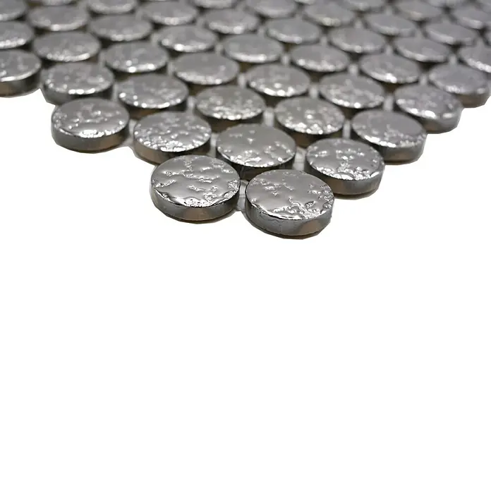 Mosaikfliese Knopf Uni SB97 - 31 x 31,5 cm, Silber, Glänzend - Nahaufnahme von silberfarbenen Mosaikfliesen mit gehämmerter Oberfläche. Ideal für Küchenrückwände oder Badezimmerwände, um einen einzigartigen Look zu erzielen.