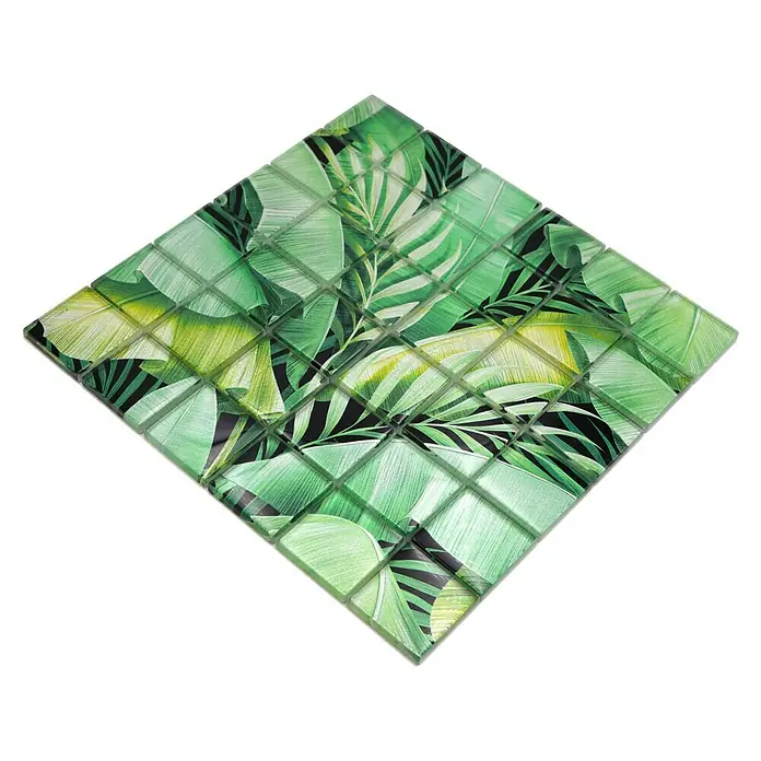 Mosaikfliese Quadrat Crystal Rainforest XCM RF01 - 29,8 x 29,8 cm, Grün, Glänzend - Quadratische Fliese mit tropischem Blattmuster in Grüntönen, ideal für stilvolle Wandgestaltungen.