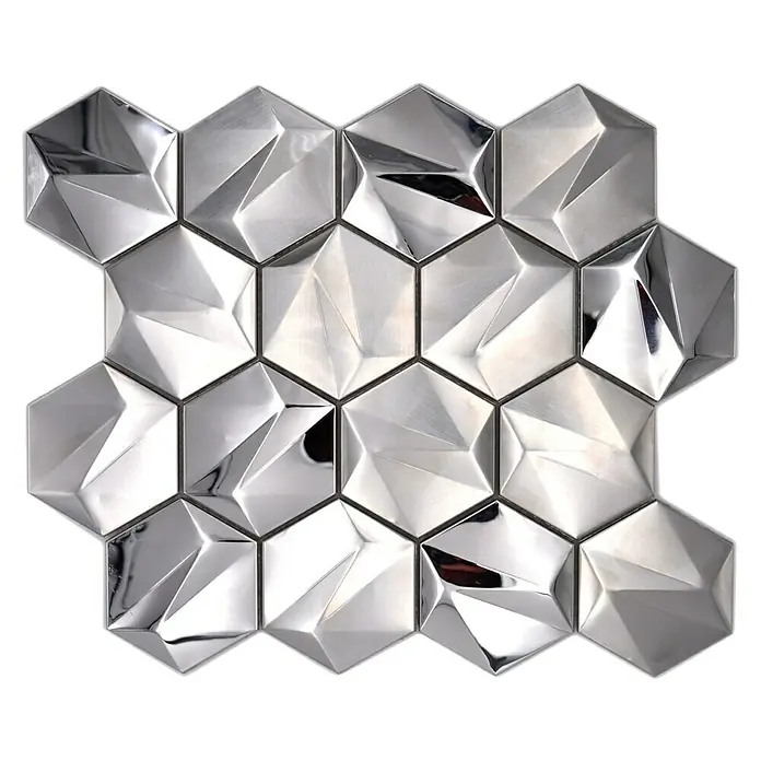 Mosaikfliese Hexagon HXM 40SB - 26,2 x 23 cm, Titanium Stahl, Glänzend - Bild eines Musters aus silbernen, sechseckigen Mosaikfliesen mit facettierten, dreidimensionalen Oberflächen, die ein modernes Design zeigen.