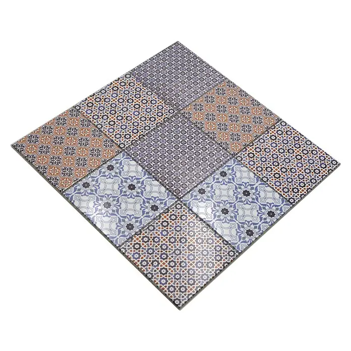 Selbstklebemosaik Quadrat SAM CLAM - 30 x 30 cm, Weiß/Blau/Orange, Glänzend - Quadratische dekorative Fliese mit verschiedenen geometrischen Mustern und floralen Verzierungen in verschiedenen Farben.