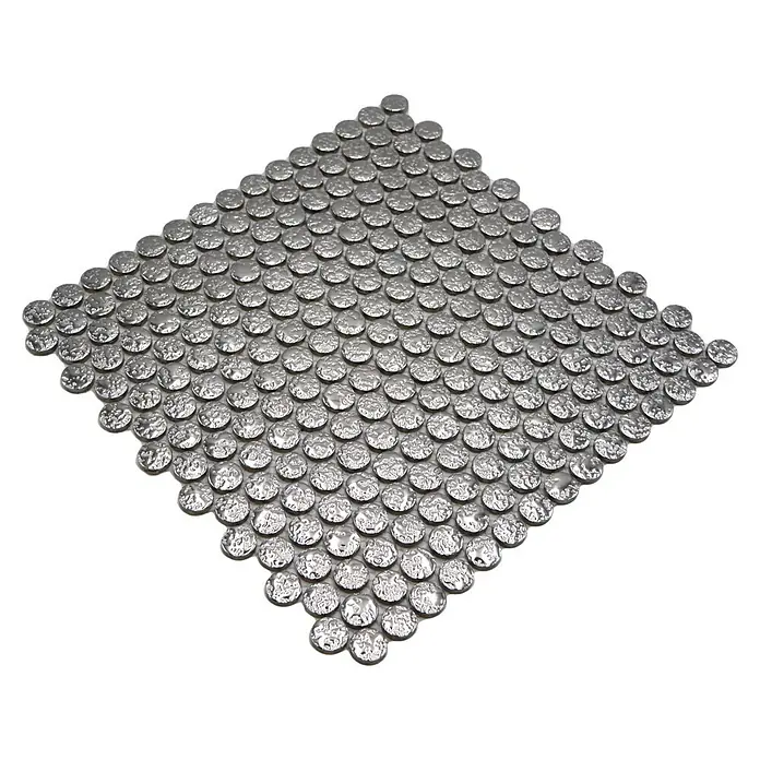 Mosaikfliese Knopf Uni SB97 - 31 x 31,5 cm, Silber, Glänzend - Nahaufnahme eines silberfarbenen Mosaikfliesenblatts mit kreisförmigen Fliesen. Die Fliesen haben eine strukturierte Oberfläche und sind auf einem Netz montiert.