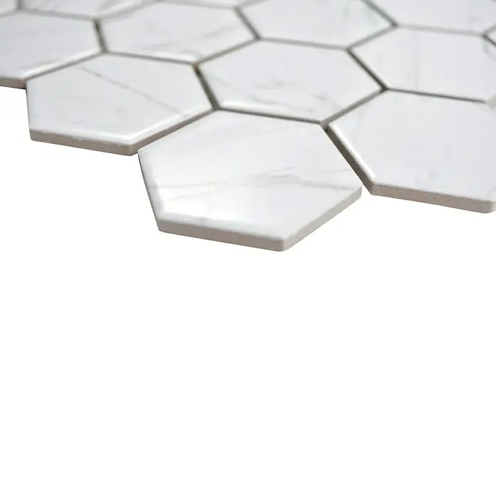 Mosaikfliese Hexagon HX CURIO CW - 32,5 x 28,1 cm, Weiß, Glänzend - Nahaufnahme von Marmor-Hexagon-Fliesen, die ein elegantes und modernes Designelement für jeden Raum bieten.