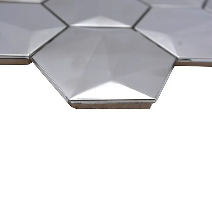 Mosaikfliese Hexagon HXM 40SB - 26,2 x 23 cm, Titanium Stahl, Glänzend - Nahaufnahme von metallischen, sechseckigen Wandfliesen mit facettenreichem Design. Ideal für moderne Innenräume mit ihrem einzigartigen Spiegel-Look.