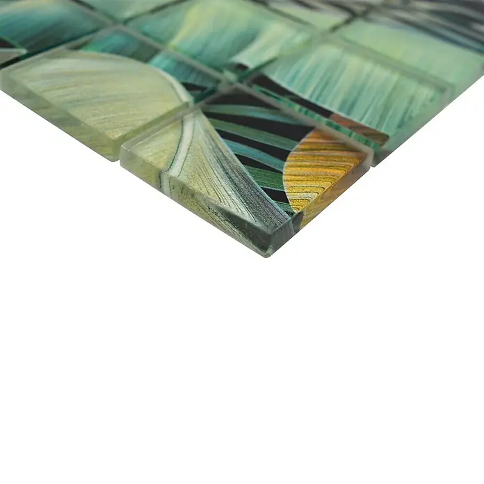 Mosaikfliese Quadrat Crystal Rain Forest XCM RF07 - 29,8 x 29,8 cm, Grün/Gelb, Glänzend - Nahaufnahme von dekorativen Glasmosaikfliesen in Grün-, Gelb- und Schwarztönen, ideal für stilvolle Wandgestaltungen.
