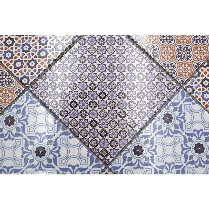 Selbstklebemosaik Quadrat SAM CLAM - 30 x 30 cm, Weiß/Blau/Orange, Glänzend - Nahaufnahme von dekorativen Keramikfliesen mit verschiedenen Mustern und Farben, die ein komplexes Mosaik bilden.