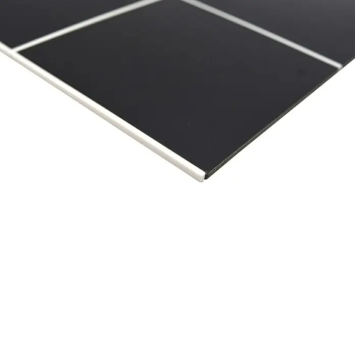 Selbstklebemosaik Quadrat SAM 4XFS B03 - 30,6 x 30,6 cm, Schwarz, Matt - Nahaufnahme von schwarzen Fliesen mit weißen Fugen, die ein elegantes und modernes Muster erzeugen. Ideal für stilvolle Innenräume.