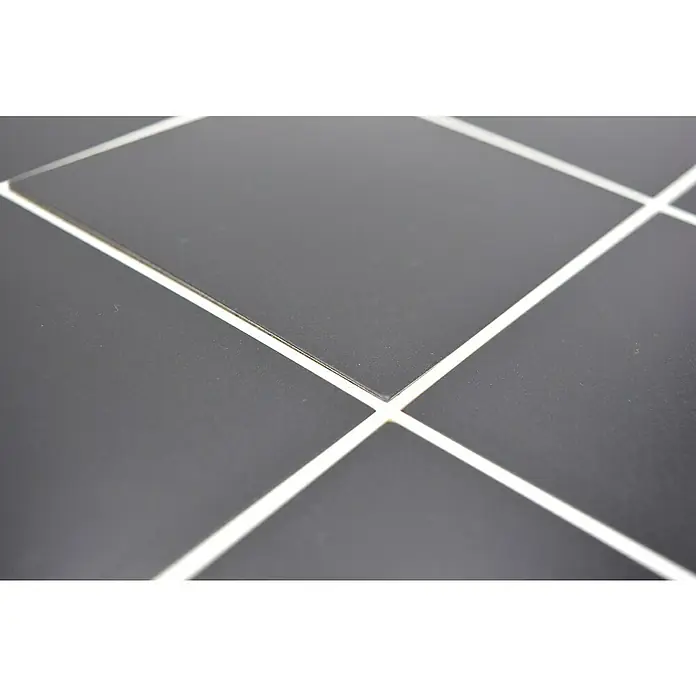 Selbstklebemosaik Quadrat SAM 4XFS B03 - 30,6 x 30,6 cm, Schwarz, Matt - Nahaufnahme von schwarzen Fliesen mit weißen Fugen, die ein sauberes und modernes Design präsentieren. Ideal für elegante Boden- und Wandgestaltung.
