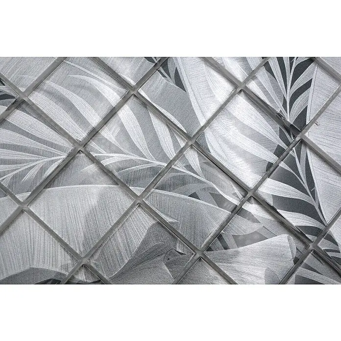 Mosaikfliese Quadrat Crystal Rainforest XCM RF03 - 29,8 x 29,8 cm, Grau, Glänzend - Nahaufnahme von silberfarbenen Mosaikfliesen mit Blattmuster für Wand- oder Bodenbeläge im Innenbereich.
