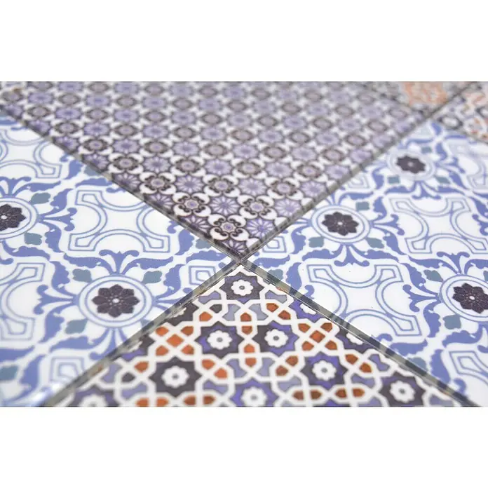 Selbstklebemosaik Quadrat SAM CLAM - 30 x 30 cm, Weiß/Blau/Orange, Glänzend - Nahaufnahme von bunten marokkanischen Fliesen mit komplexen Mustern in Lila-, Blau- und Orangetönen.