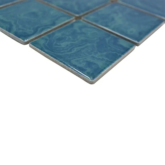Mosaikfliese Quadrat Uni SD 601N - 30,4 x 30,4 cm, Grün, Glänzend - Nahaufnahme von türkisfarbenen Keramikfliesen mit Marmormuster, ideal für Badezimmer oder Küchenrückwände.