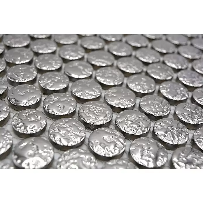 Mosaikfliese Knopf Uni SB97 - 31 x 31,5 cm, Silber, Glänzend - Reihen von glänzenden, silberfarbenen Metallscheiben mit einer unregelmäßigen, texturierten Oberfläche.