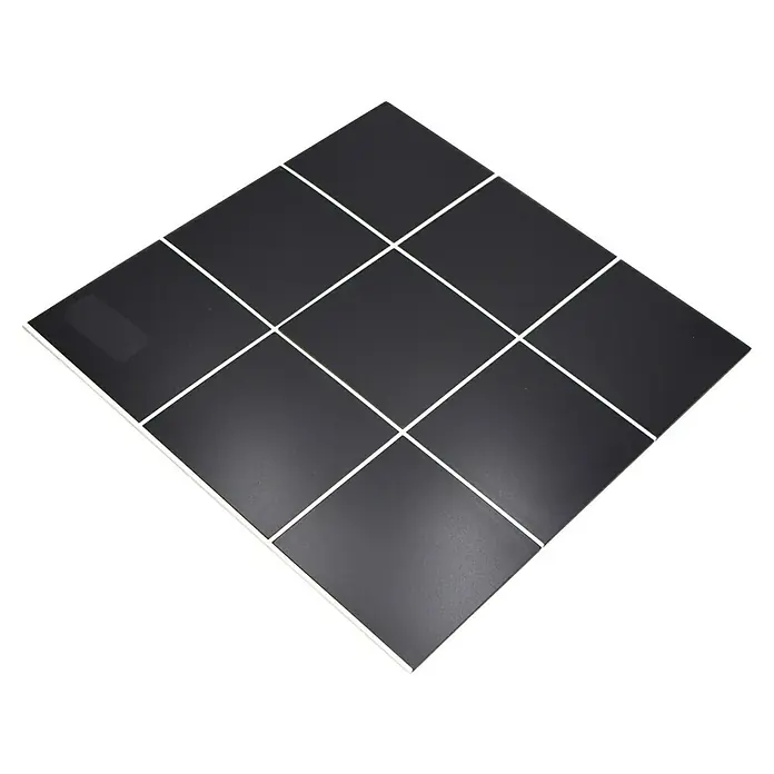 Selbstklebemosaik Quadrat SAM 4XFS B03 - 30,6 x 30,6 cm, Schwarz, Matt - Ein einzelner schwarzer Fliesenaufkleber mit einem Raster aus weißen Linien auf einem schwarzen Hintergrund, der eine moderne Ästhetik verleiht.