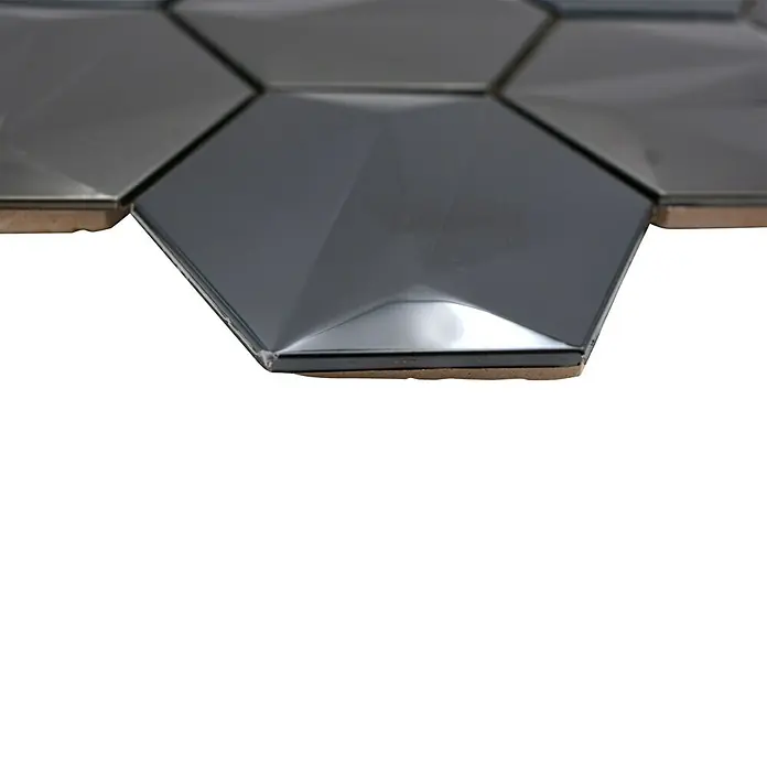 Mosaikfliese Hexagon HXM 60PL - 26,2 x 23 cm, Tungsten Stahl, Glänzend - Nahaufnahme von anthrazitfarbenen, facettierten Wandfliesen in Sechseckform, die ein modernes und elegantes Designelement darstellen.