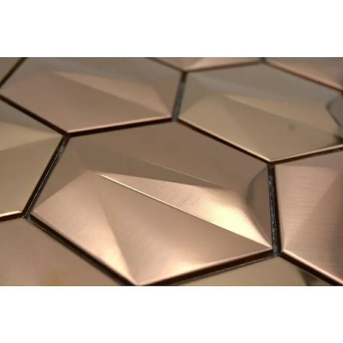 Mosaikfliese Hexagon HXM 50BR - 26,2 x 23 cm, Rosegold, Glänzend - Nahaufnahme eines Kupferfarbenen Mosaiks mit geometrischem Design. Die Oberfläche der Mosaiksteine ist gebürstet und reflektiert das Licht.