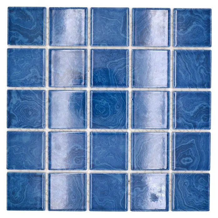Mosaikfliese Quadrat Uni SD 621N - 30,4 x 30,4 cm, Strandblau, Glänzend - Blaue Mosaikfliesen mit hellen Fugen, die ein quadratisches Muster bilden und eine elegante Oberfläche für Badezimmer oder Küchen bieten.