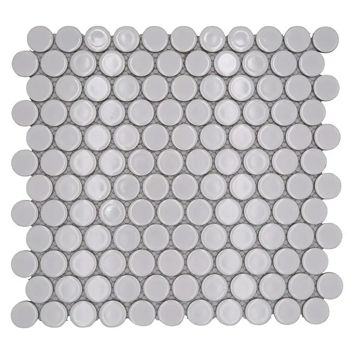 Mosaikfliese Knopf Uni 10G - 33 x 31,2 cm, Weiß, Glänzend - Nahaufnahme eines quadratischen Musters aus kleinen, runden, hellgrauen Mosaikfliesen, die ein dichtes und elegantes Design bilden.
