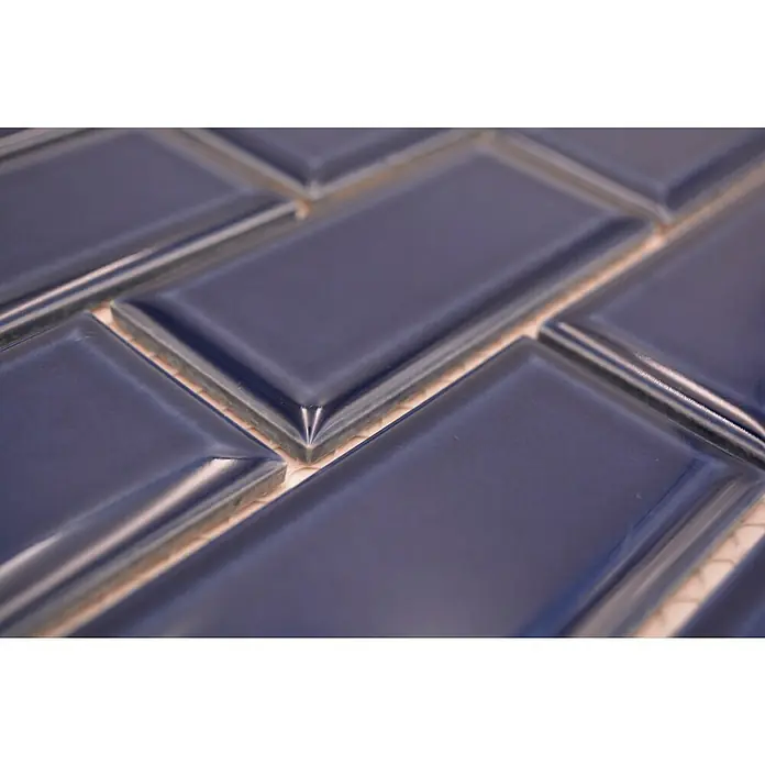 Mosaikfliese Metro Uni CG M13K - 29,1 x 29,6 cm, kobaltblau, Glänzend - Nahaufnahme von glänzenden, dunkelblauen rechteckigen Ziegeln, die ein modernes und stilvolles Design für Wände und Böden bieten.