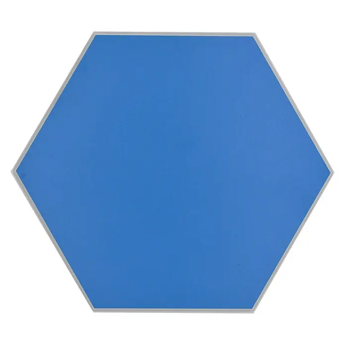 Selbstklebemosaik Hexagon Uni SAMT CHA3B - 15,2 x 17,2 cm, Blau, Matt - Nahaufnahme einer blauen, sechseckigen Akustikplatte mit einem silbernen Rahmen auf schwarzem Hintergrund. Ideal zur Schallabsorption.