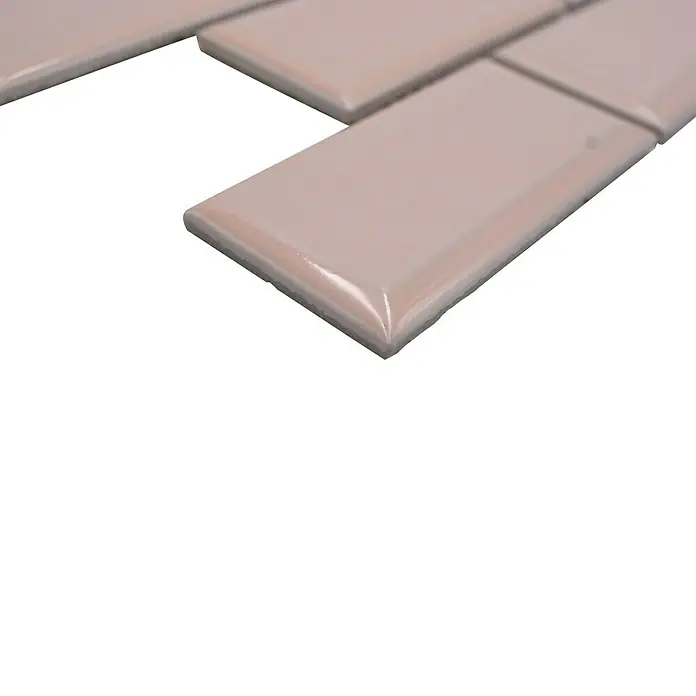 Mosaikfliese Metro Uni CG M19TR - 29,1 x 29,6 cm, zartrosa, Glänzend - Nahaufnahme von rosafarbenen Keramikfliesen. Die Fliesen haben eine glänzende Oberfläche und abgerundete Kanten.