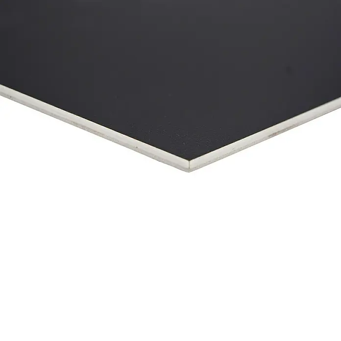 Selbstklebemosaik Hexagon Uni SAMT CHA4BL - 15,2 x 17,2 cm, Schwarz, Matt - Nahaufnahme einer eleganten, schwarzen Laminatplatte mit einer subtilen weißen Kante. Ideal für moderne Möbel oder minimalistisches Interior Design.