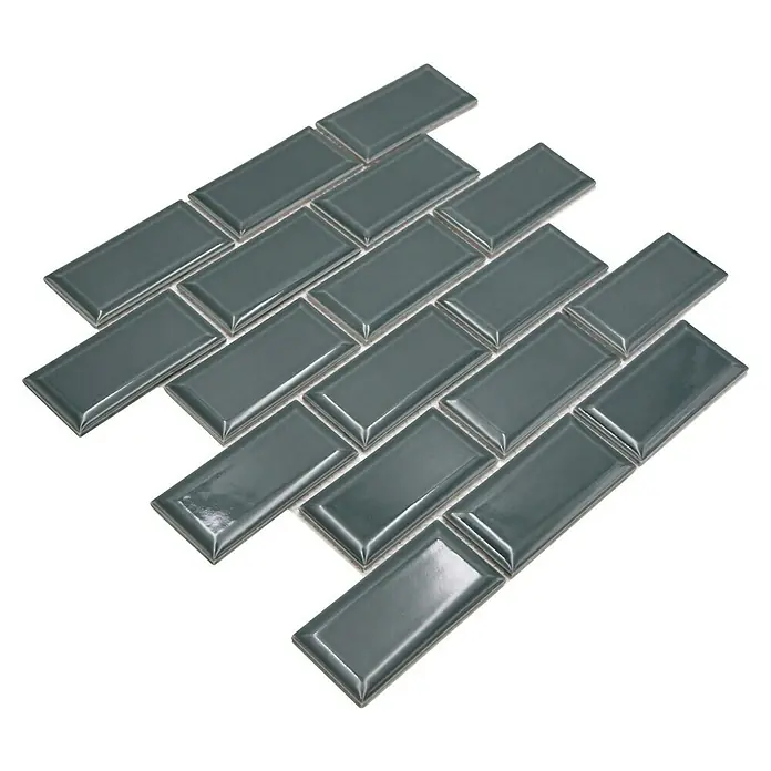 Mosaikfliese Metro Uni CG M15G - 29,1 x 29,6 cm, dunkelgrün, Glänzend - Nahaufnahme eines Musters von grauen, rechteckigen Metrofliesen, die versetzt angeordnet sind und eine glänzende Oberfläche aufweisen.