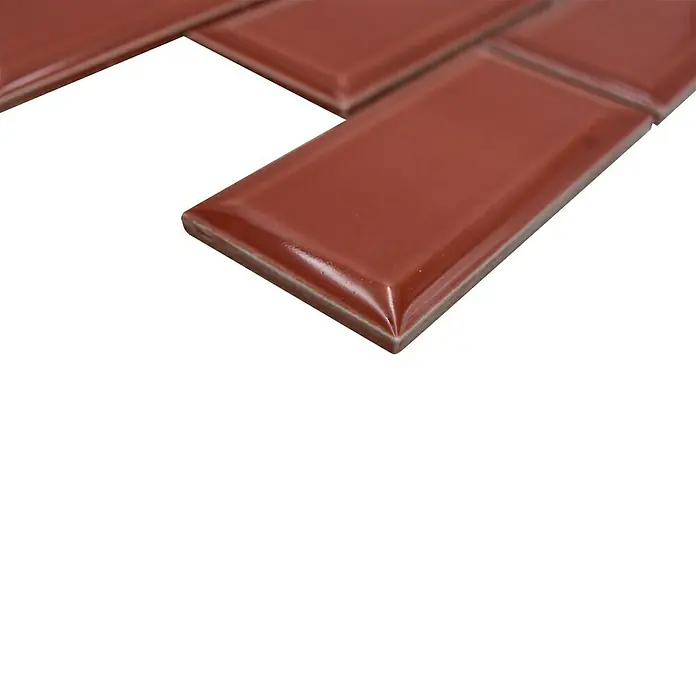Mosaikfliese Metro Uni CG M11R - 29,1 x 29,6 cm, rot, Glänzend - Nahaufnahme von rotbraunen Metrofliesen mit glänzender Oberfläche und abgerundeten Kanten, ideal für stilvolle Wandverkleidungen im Innenbereich.