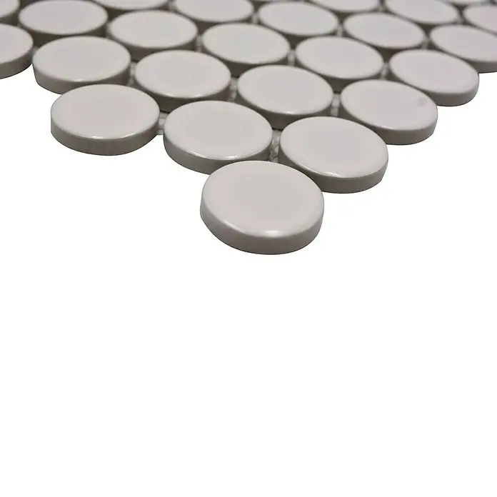 Mosaikfliese Knopf Uni 10G - 33 x 31,2 cm, Weiß, Glänzend - Nahaufnahme von runden, weißen Fliesen, die ein modernes und minimalistisches Design für Badezimmerböden oder Wände bieten.