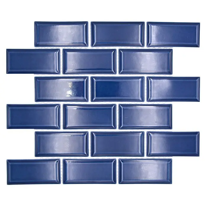 Mosaikfliese Metro Uni CG M13K - 29,1 x 29,6 cm, kobaltblau, Glänzend - Nahaufnahme der blauen glänzenden Ziegelfliese mit weißem Fugenmörtel, ideal für Küchendekor oder Baddesign.