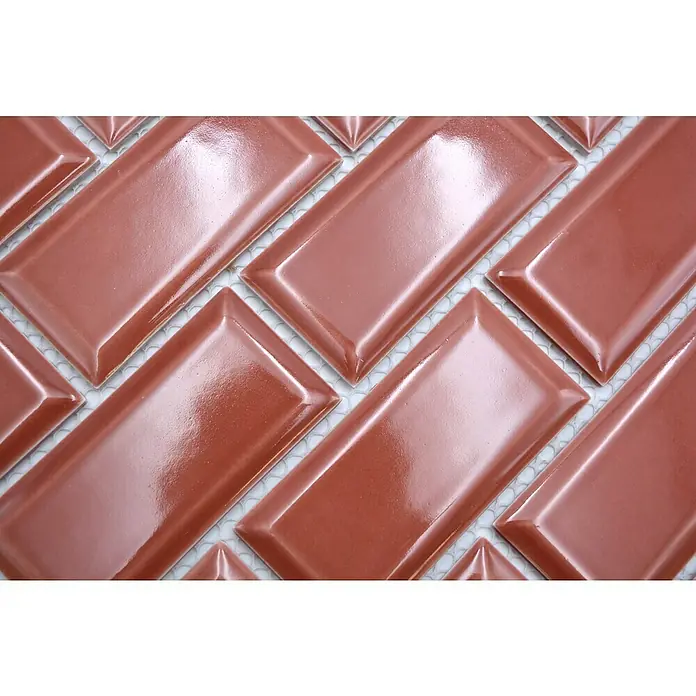 Mosaikfliese Metro Uni CG M11R - 29,1 x 29,6 cm, rot, Glänzend - Detailaufnahme von braunen, länglichen Keramikfliesen, die in einem versetzten Muster angeordnet sind und eine glänzende Oberfläche aufweisen.