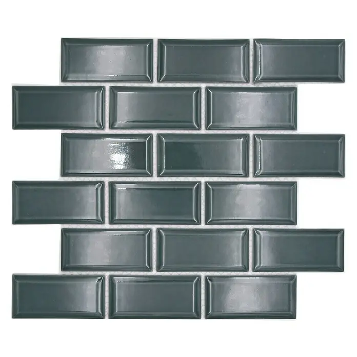 Mosaikfliese Metro Uni CG M15G - 29,1 x 29,6 cm, dunkelgrün, Glänzend - Nahaufnahme eines Musters aus grünen, glänzenden Metrofliesen, die im Halbverband verlegt sind und durch weiße Fugen getrennt werden.