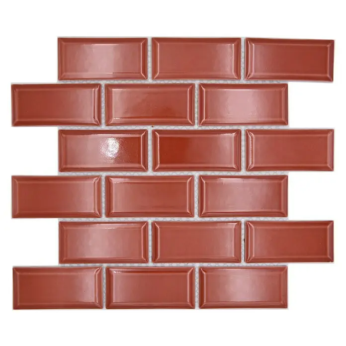 Mosaikfliese Metro Uni CG M11R - 29,1 x 29,6 cm, rot, Glänzend - Ein Nahaufnahme von rotbraunen U-Bahn-Fliesen mit glänzender Oberfläche, die in einem versetzten Muster angeordnet sind. Ideal für Küche und Bad.