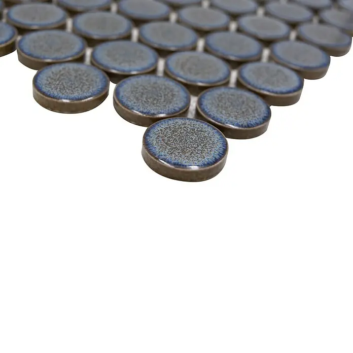 Mosaikfliese Knopf Uni 41G - 33 x 31,2 cm, graublau, Glänzend - Detailaufnahme von grauen Penny-Rundfliesen mit blauem Rand auf schwarzem Hintergrund, ideal für moderne Bad- und Küchendesigns.