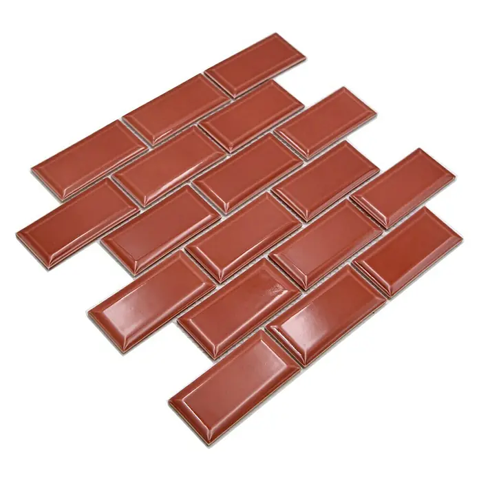 Mosaikfliese Metro Uni CG M11R - 29,1 x 29,6 cm, rot, Glänzend - Nahaufnahme eines Musters aus glänzenden, ziegelroten Mosaikfliesen, ideal für Küchenrückwände oder Badakzente. Das glänzende Finish verstärkt die Farbe.