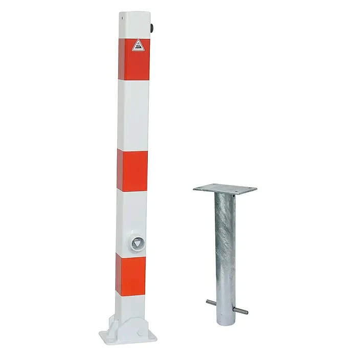 Schake Sperrpfosten - L x B x H: 70 x 70 x 1.300 mm, Stahl, Einbetonieren, Dreikantverriegelung - Absperrpfosten mit rot-weißen Streifen und zugehöriger Bodenhülse für eine flexible Montage im Außenbereich.