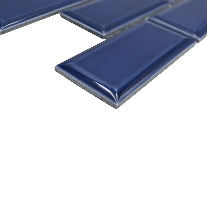 Mosaikfliese Metro Uni CG M13K - 29,1 x 29,6 cm, kobaltblau, Glänzend - Nahaufnahme von glänzenden, marineblauen Wandfliesen im rechteckigen Metro-Stil, ideal für moderne Küchen und Badezimmer.