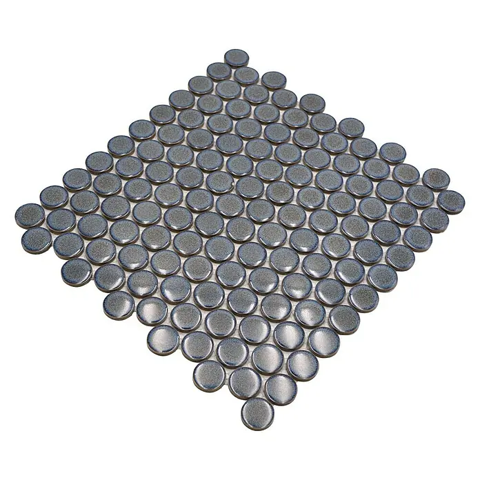 Mosaikfliese Knopf Uni 41G - 33 x 31,2 cm, graublau, Glänzend - Nahaufnahme eines Blattes von grauen Penny-Rondfliesen mit einem schimmernden blauen Rand, die sich ideal für stilvolle und moderne Inneneinrichtungen eignen.