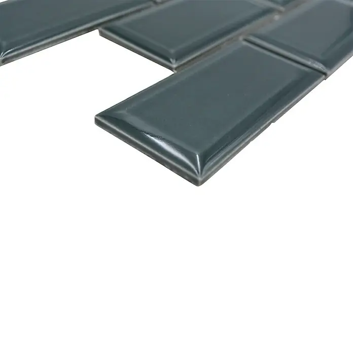 Mosaikfliese Metro Uni CG M15G - 29,1 x 29,6 cm, dunkelgrün, Glänzend - Detailaufnahme von grauen Metrofliesen, die durch ihre glänzende Oberfläche und abgerundeten Kanten ein elegantes Erscheinungsbild bieten.
