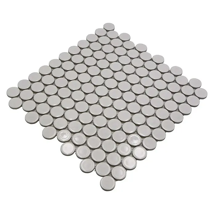 Mosaikfliese Knopf Uni 10G - 33 x 31,2 cm, Weiß, Glänzend - Das Bild zeigt ein Mosaik aus runden, hellgrauen Keramikfliesen, die auf einem quadratischen Netz angeordnet sind. Die Fliesen haben eine glänzende Oberfläche.