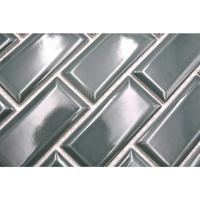 Mosaikfliese Metro Uni CG M15G - 29,1 x 29,6 cm, dunkelgrün, Glänzend - Nahaufnahme von dunkelgrünen, glänzenden Keramikfliesen, die in einem Fischgrätenmuster angeordnet sind und ein elegantes Design präsentieren.