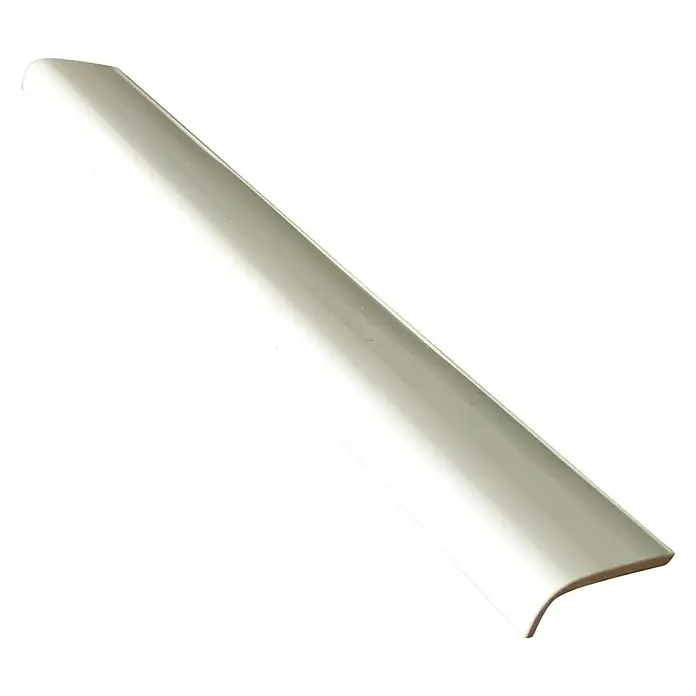 Rufete Cantonera de remate Blanco - 260 cm x 20 mm x 8 mm, Plástico, Blanco - Primer plano de una baldosa de pared brillante de color marfil con bordes redondeados, sobre un fondo negro.