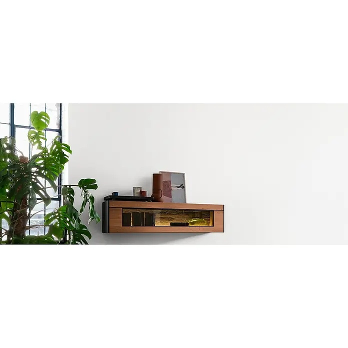 SCHÖNER WOHNEN-Farbe Naturell Wandfarbe Innenraumfarbe - Weiß, Matt, 2,5 l, Konservierungsmittelfrei - Elegantes Lowboard aus Holz mit stilvoller Dekoration und Zimmerpflanze im Hintergrund. Perfekt für modernes Wohnambiente.