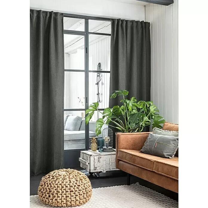 Elbersdrucke Verdunkelungsvorhang Midnight - 140 x 255 cm, 100 % Polyester, Grau - Dunkelgrauer Vorhang in Leinenoptik hängt in einem modernen Wohnraum neben einer Glastrennwand.