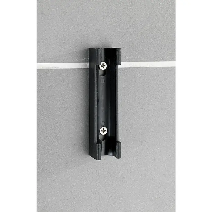 Wenko Bad-& Duschabzieher - Länge: 133 cm, Edelstahl/Schwarz, Matt - Eine schwarze Halterung mit zwei Schrauben ist an einer grauen Wand mit weißem Fliesenspalt befestigt.