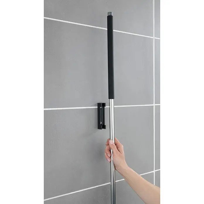 Wenko Bad- & Duschabzieher - Länge: 133 cm, Edelstahl/Schwarz - Stockhalterung zur Aufbewahrung von Putzutensilien wie Wischmopp, Besen oder Staubsauger im Haus oder in der Garage.