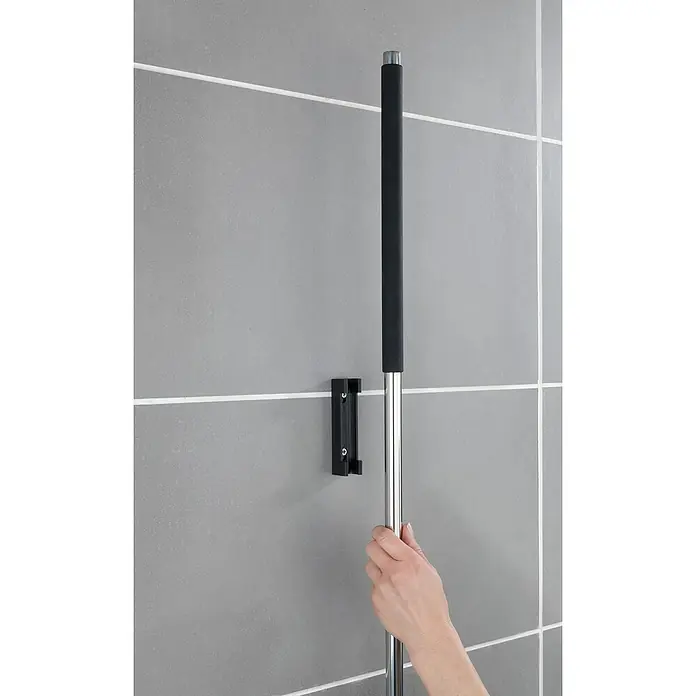 Wenko Bad-& Duschabzieher - Länge: 133 cm, Edelstahl/Schwarz, Matt - Die Haltestange mit schwarzem Griff und der Halterung sind vor einer grauen Wand zu sehen.